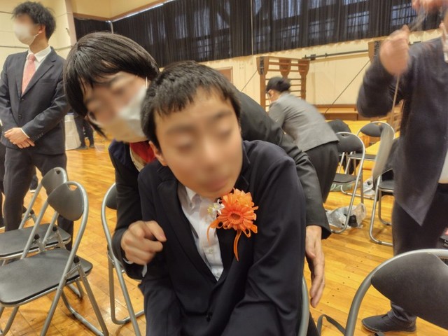 入所施設での卒業式。最近では、人前でくっつくと照れて拒否する思春期の男の子らしい姿を見せることも