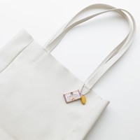 バッグにさりげなく付けて「あんバタサン」好きをアピールできる（トーシン提供）