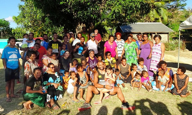 故郷ニュージーランドで（前列中央）。この町から高校１年生で日本にやってきたリーチ少年は、努力を重ねてイチから日本語をマスターした