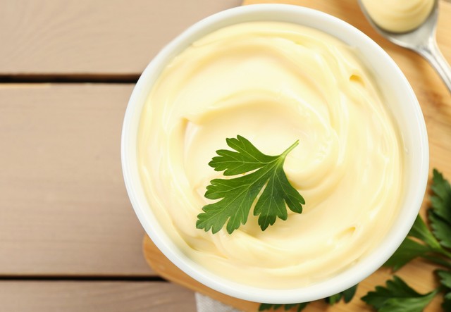 マヨネーズに含まれる「お酢」や乳化された「油」の作用でふわふわに※画像はイメージです（New Africa/stock.adobe.com）
