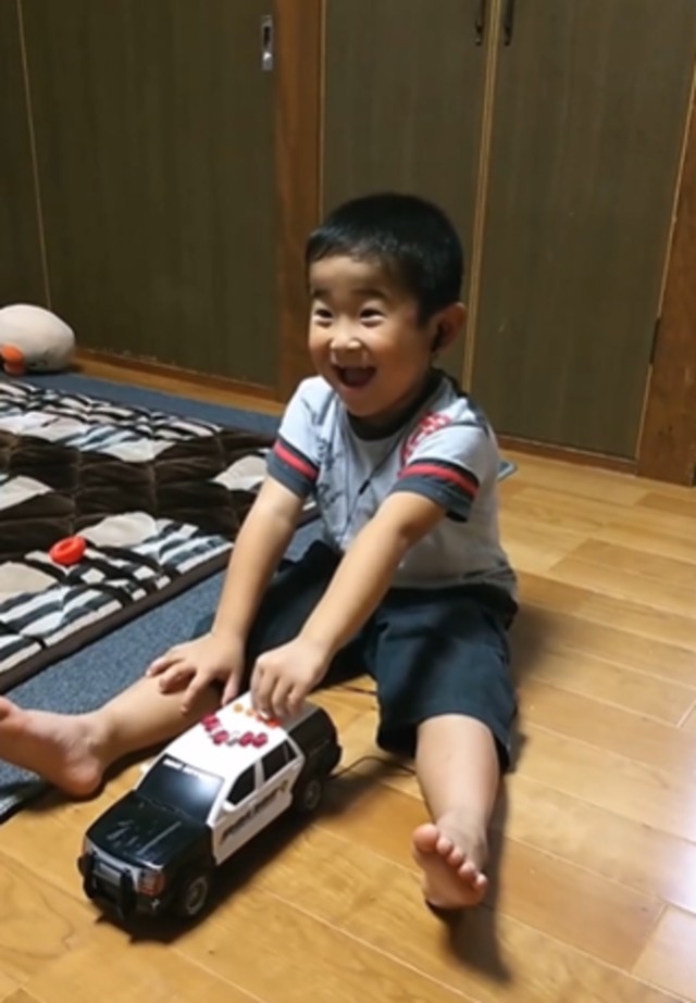幼いころから車のおもちゃで遊んでいたそう／あきらさん提供