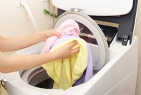 「洗える防水シーツ」を洗濯表示を確認せずに、洗濯機で洗ったら……こんな悲劇が起こるかも？！※画像はイメージです（stock.adobe.com/Liza5450）