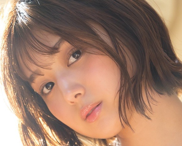 25歳北野瑠華さん ランジェリーの肩紐落とし…危険な手ブラ