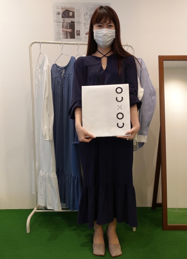 coxcoのワンピース（ネイビー）を着用した西側愛弓氏