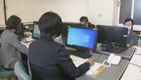 コールセンターは平日の午前8時半から午後5時15分まで総社市の職員などが4人で対応