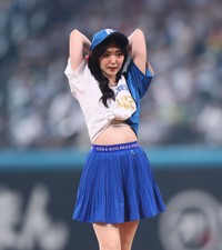 ファーストピッチセレモニーに登場した鈴木愛理＝エスコンフィールド