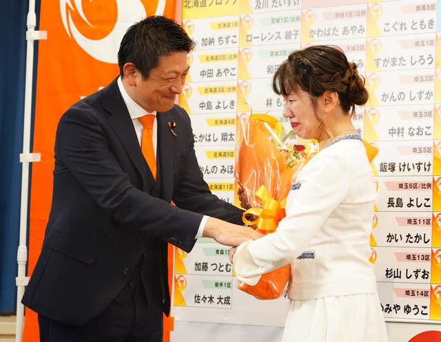 当選確実となった参政党・豊田真由子氏（右）と満面の笑みの神谷宗幣代表