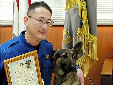 サンダルの臭いで認知症の行方不明男性を発見、お手柄エルフ号