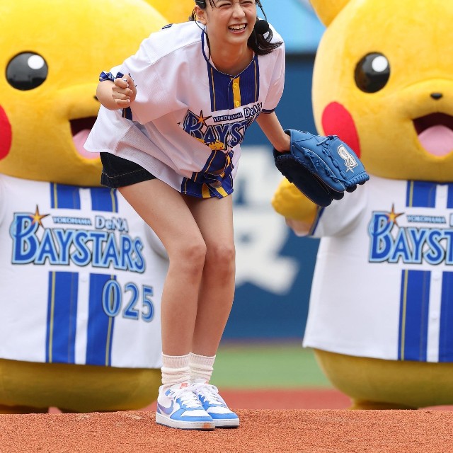 セレモニアルピッチを行う山本美月＝2026年5月23日、横浜スタジアム