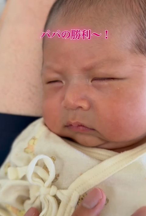 パパの勝利！寝顔もなんだか悔しそう…！？（提供：＠shopapa_styleさん）
