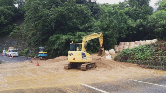 国道377号で土砂崩れ　片側交互通行に　香川