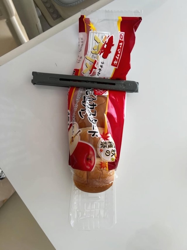 袋の底をクリップで留められた菓子パン。開封口は開いたままに…／あっすんさん（@assun.s2）提供