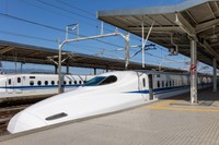 岐阜羽島駅に停車中の新幹線（2023年4月撮影）（decoplus/stock.adobe.com）