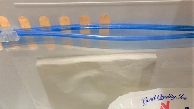 濡れたノートを、ジップロックに入れて冷凍庫へ！（大栗紙工株式会社@OGUNO_notebook）