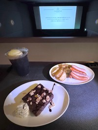 映画を観ながら食事もできる！？(maiさん提供)