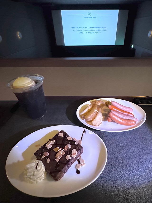 映画を観ながら食事もできる！？(maiさん提供)