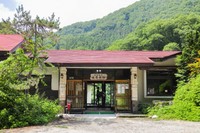 「温湯温泉　佐藤旅館」の玄関（佐藤旅館提供）