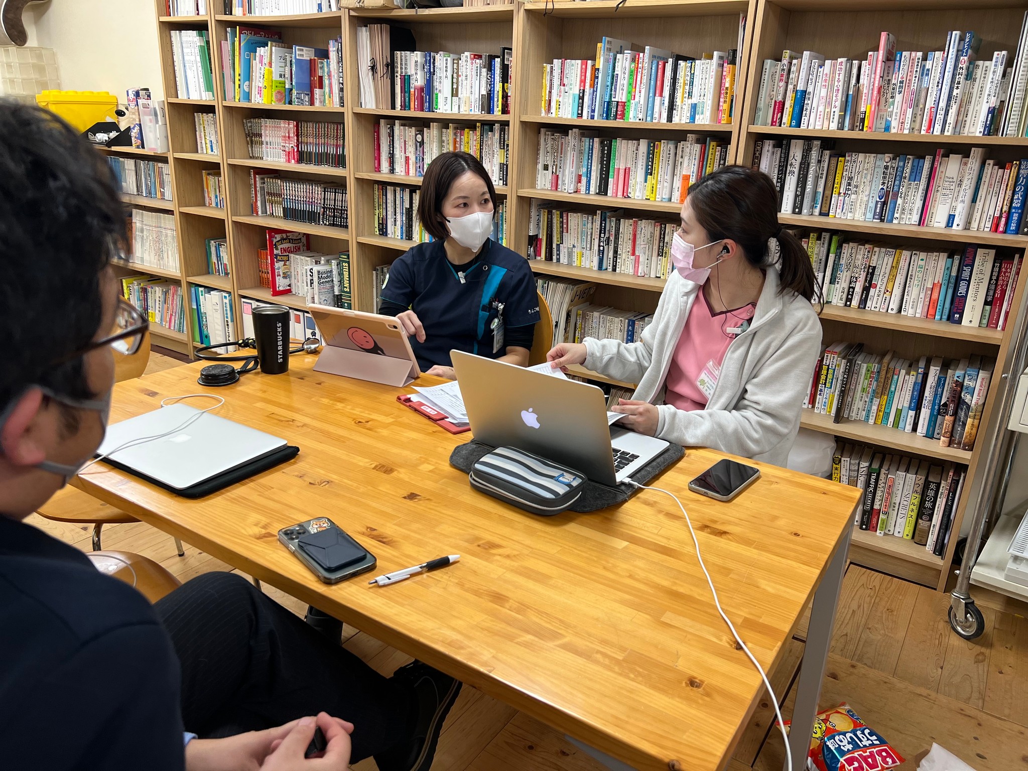 よりよい病院作りを目指し、副院長、事務長とミーティング（旭さん提供）