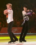 フィナーレで競演する羽生選手（右）とプルシェンコ選手