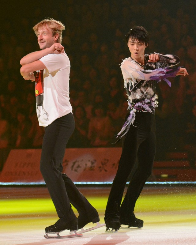 フィナーレで競演する羽生選手（右）とプルシェンコ選手