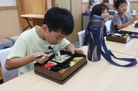 学童保育で用意されたうどんや天ぷらを食べる子どもたち（笠置町笠置・つむぎてらす）