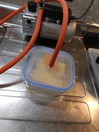 真空にして卵液を吸い込ませる