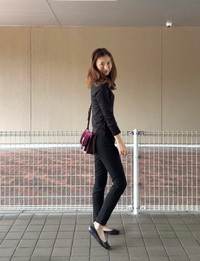 全身黒の“クールな日のコーデ”。軽やかなバレエシューズで黒一色に抜け感を出した／quicheとpenneさん（@quicheandpenne）提供