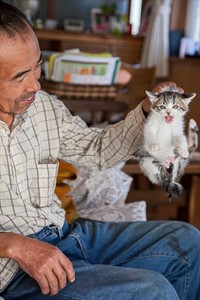 元数学教師のたつおさんと子猫時代のののくん（画像提供：ozozaccoさん）