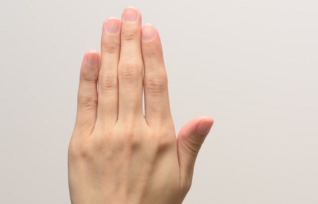 手の甲をつまむ→跡が消えるまで3秒以上は要注意！※画像はイメージです（sharaku1216/stock.adobe.com）