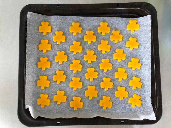 型で抜き、オーブンペーパーを敷いた天板に間をあけて並べる。