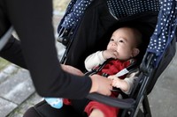 電車内のベビーカーエリアで「子供嫌いだから降りて」と迫られたという母親の投稿がXで話題に（photoACより「DERAーDESIGN」さん撮影、イメージ画像）