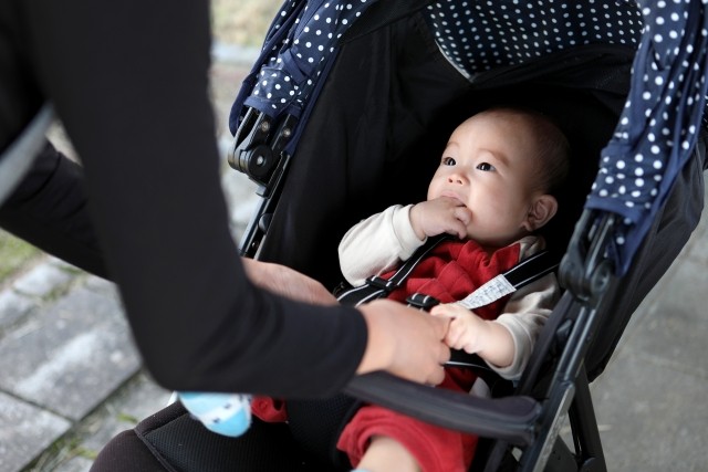 電車内のベビーカーエリアで「子供嫌いだから降りて」と迫られたという母親の投稿がXで話題に（photoACより「DERAーDESIGN」さん撮影、イメージ画像）