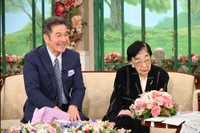 「徹子の部屋」    (右から)石井ふく子さん、井上順＝テレビ朝日提供