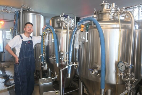 国産のこだわり果物などを使ったミードを醸造するアンテロープの谷澤さん（野洲市永原）
