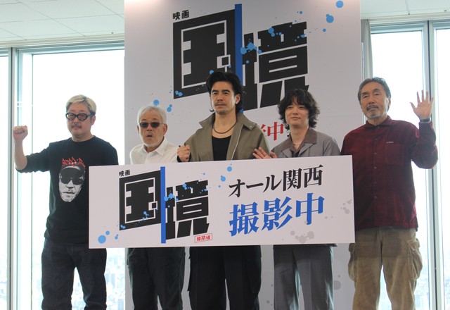 左から、紀伊宗之プロデューサー、井筒和幸監督、伊藤英明さん、染谷将太さん、黒川博行さん＝大阪市内