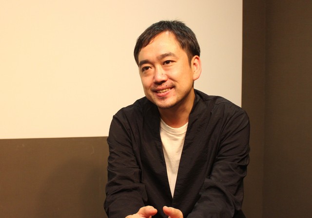 「私だけ聴こえる」について語る松井至監督＝大阪市内