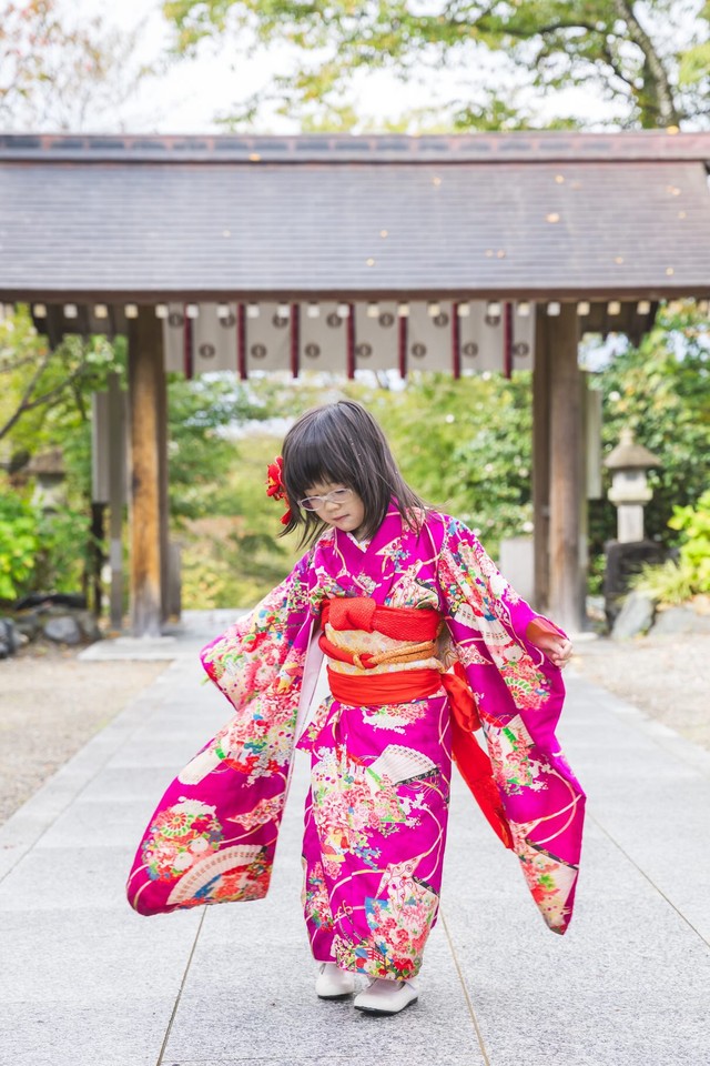 3月で卒園するちーちゃん。最後の七五三での晴れ姿（提供：みどぅ家のちいのん様／(C)リトルジョイ（@littlejoy.photo）