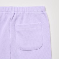 後ろポケット付きで前後がわかりやすく、腰まわりにゆとりがあり、自分で着替えやすい。（提供写真）