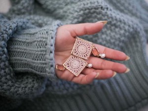 まさに「クールな美人」。親友を「えへへ」と照れさせたピアスの色