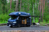 キッチン・オーニングが拡張し、空間が広がる（トリプルスリーアーキテクツ提供）