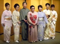 「渡る世間は鬼ばかり」最終シリーズ制作発表に参加した（左から）中田喜子、長山藍子、宇津井健さん、橋田壽賀子さん、泉ピン子、野村真美、藤田朋子＝2010年