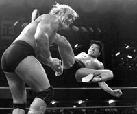 ハルク・ホーガンに延髄切りを浴びせるアントニオ猪木＝1983年6月2日