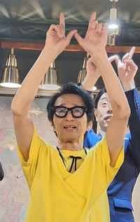 地元の東京・浅草で芸人たちに応援ダンスの振り付けを伝えるラッキィ池田＝東京・浅草の「ＣＡＦＥオカオカ」