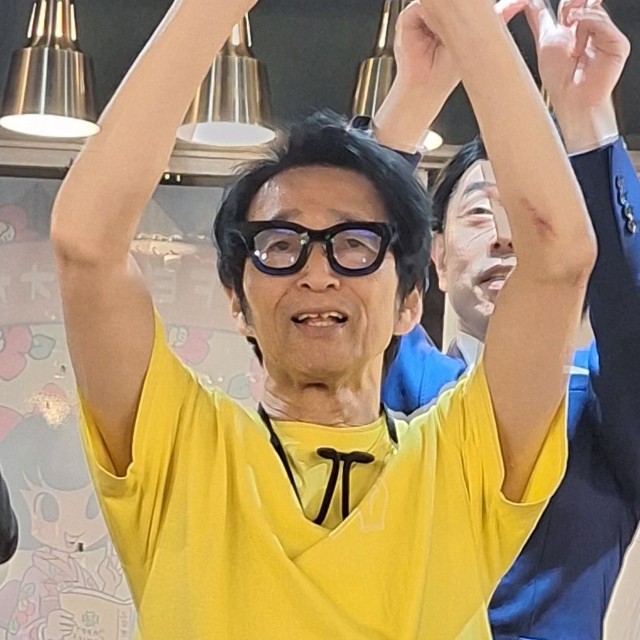地元の東京・浅草で芸人たちに応援ダンスの振り付けを伝えるラッキィ池田＝東京・浅草の「ＣＡＦＥオカオカ」