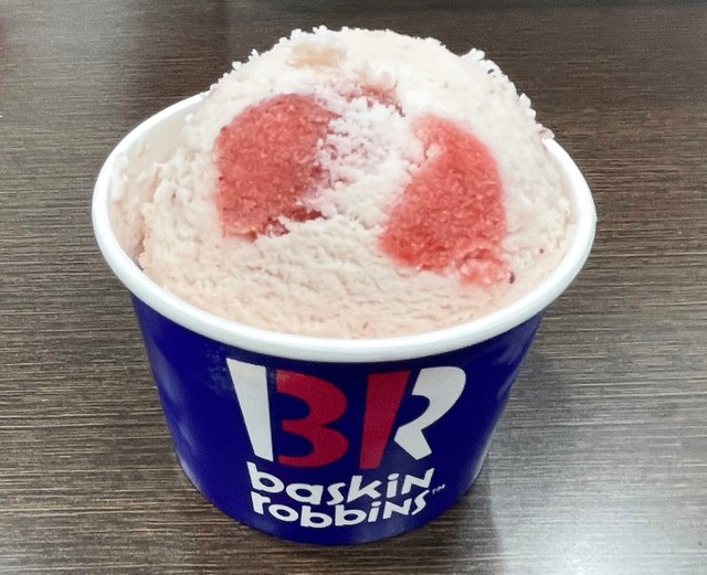 【果実の党】党首のベリーベリーストロベリー。イチゴ果肉の甘みと酸味がベストマッチ。アイスクリームにはイチゴピューレも使われているイチゴ尽くしの一品！