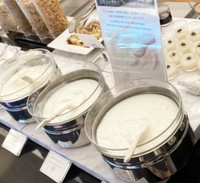 ホテルの朝食のブッフェ会場。もっと効率的に器に入れるためには…？とアイデアが生まれました（提供）