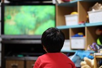 一人でゲームで遊ぶ子ども