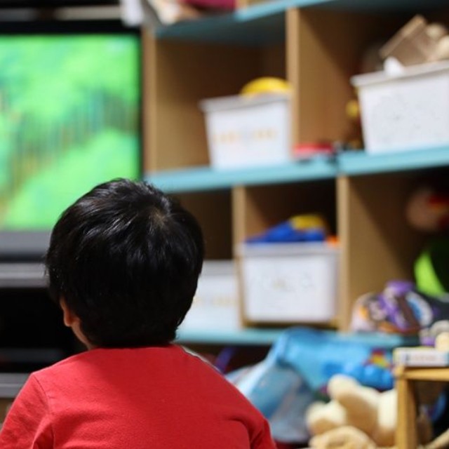 一人でゲームで遊ぶ子ども