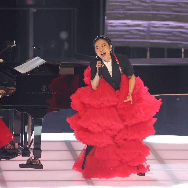 「NHK紅白歌合戦」で矢野顕子（左）のピアノに合わせ歌うMISIA=2024年