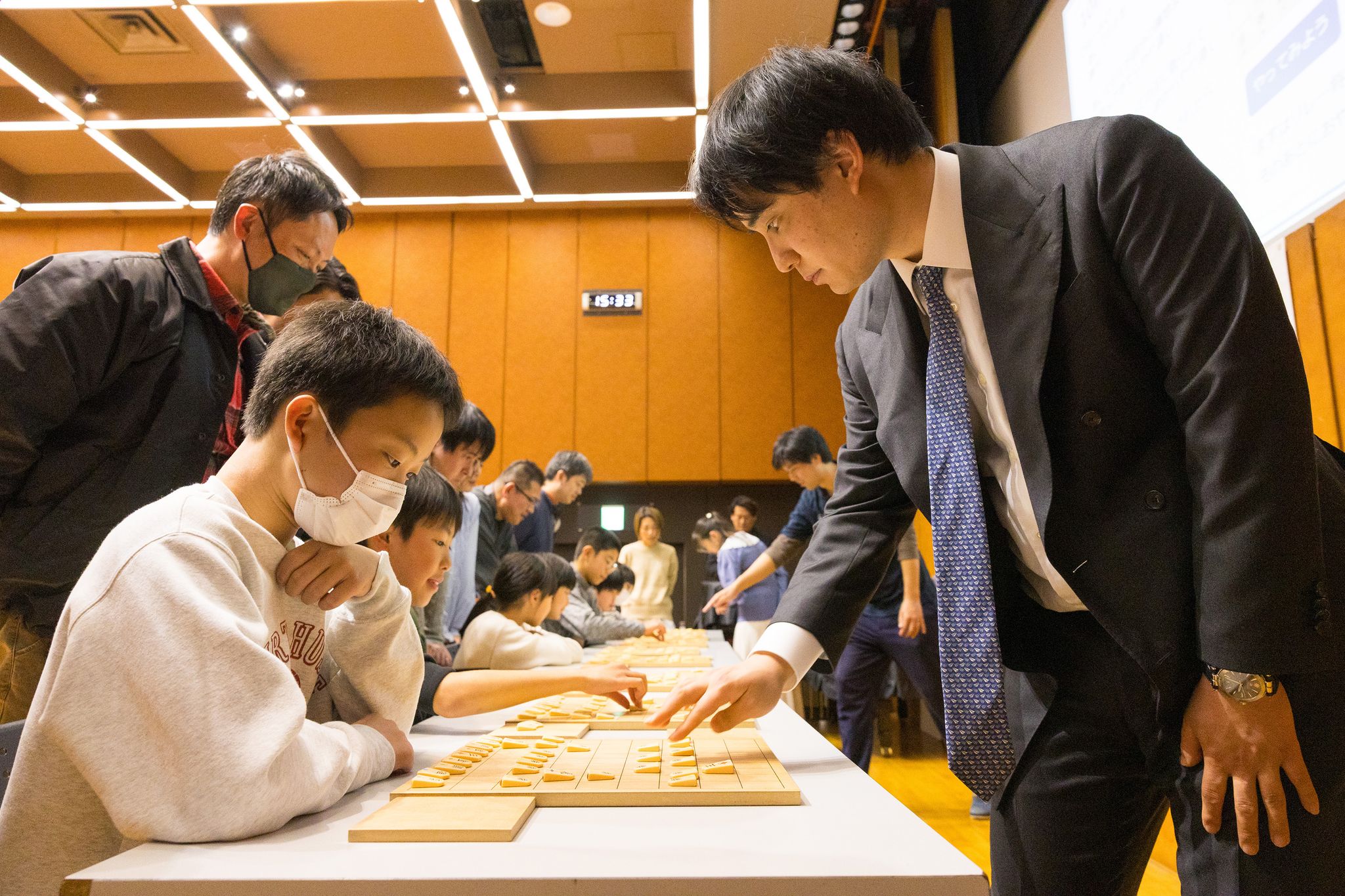 棋士との対局を楽しむ子どもたち